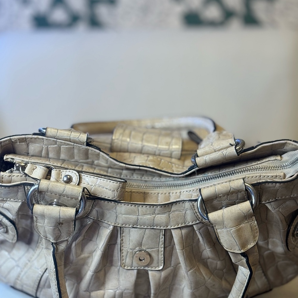 🤑 GUESS Vintage Croc-Embossed Cream Shoulder Bag - Picture 3 of 11